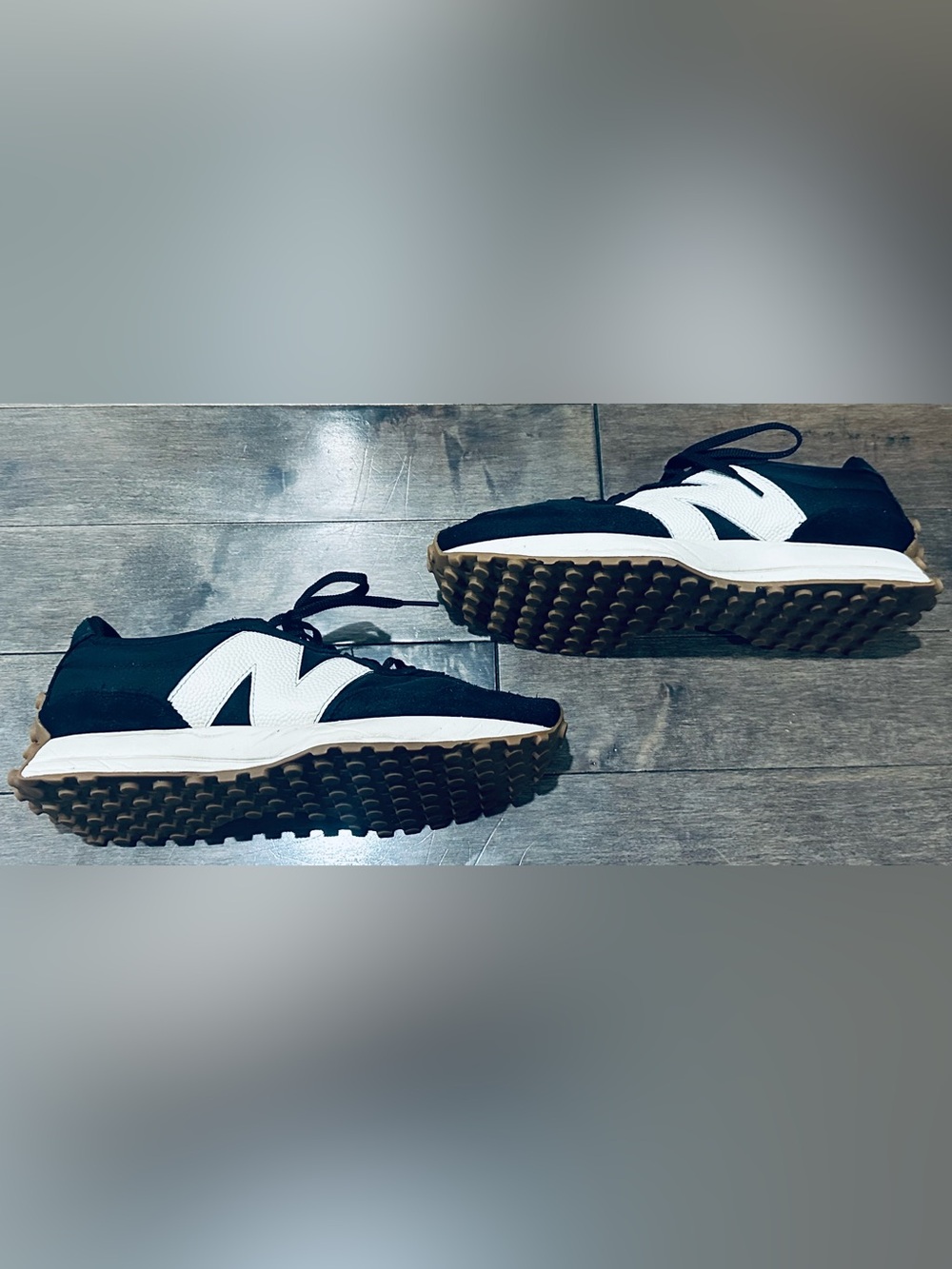 Like New Women’s Sz 10 Black/ White/ Gum New Balance 327 Sneakers